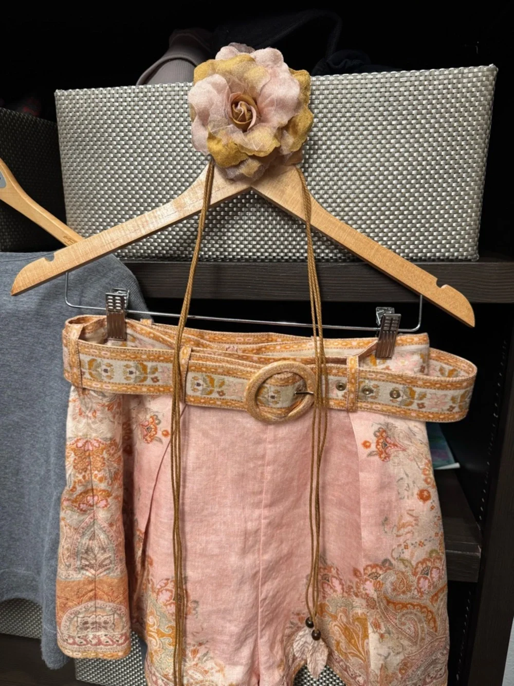 Zimmerman Sz 2 coral/pink Paisley Linen Pintuck Shorts with 2 Belts - Picture 3 of 4